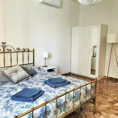 Liz's House, Super Servito A Apartment