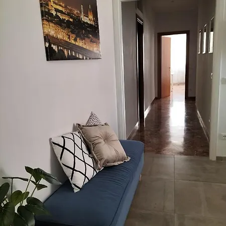 Liz's House, Super Servito A Apartment *